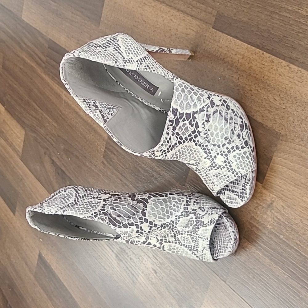 BCBGMAXAZRIA Faux Snakeskin heels peep toe booties size 7 Gray Cream